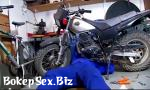 Xxx Bokep She helps the mechanic giving a blow job gratis