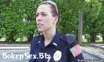 Nonton Video Bokep Female cops pull over black pect and suck his cock terbaru