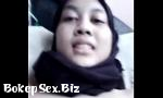 Video Sek Hijaber cantik ngocok memek mulusnya karena udah sange mp4