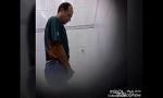 Video Bokep Terbaru gordinhos exibindo o pau no banheiro publico