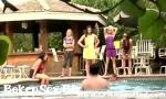 Bokep Terbaru Kelompok gadis gadis CFNM berkelas menghina orang orang dengan kolam renang