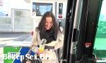 Bokep Full Wanita yang diselamatkan di pom bensin membayar harga dengan tubuhnya terbaik