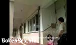 Download video sex 上海大学校鸡文佳在学校楼梯口与男