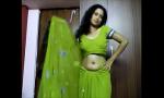 Video Bokep Desi Bhabhi green saree sexy navel belly hole open hot