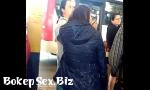 Bokep wanita dalam jaket nilon di halte bus 3gp