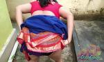 Nonton Video Bokep Bhabhi In Blue Saree Pissing BackYard Showing Her  gratis