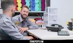 Nonton Bokep YoungPerps - Security Officer Sucks His Coworkers  3gp online