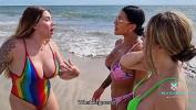 Bokep Full Outdoor threesome with beautiful Latinas who are very horny on the beach terbaru