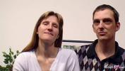 Film Bokep Sch uuml chternes deutsches Ehepaar erlebt ersten MMF Dreier mit alten erfahrenen Sack gratis