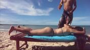 Film Bokep esposa com microbiquini na praia e ganhando brozeador hot