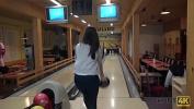 Nonton Video Bokep HUNT4K period Lucky Fucker organisiert wundervolle Abholung beim Bowling