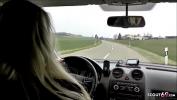 Bokep 2020 Deutsche MILF Julia Pink fickt richtig versaut mit jungen Anhalter nach der Arbeit im Auto German Mom mp4