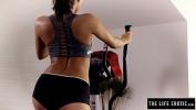 Bokep HD Hot Czech brunette rubs her clit on a dumbell after a sweaty workout terbaru 2020