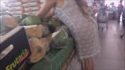 Nonton Video Bokep Kellenzinha esposinha hotwife entra semi nua no supermercado lotado para exibir a sua bunda grande hot