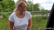 Download Film Bokep Geile Blonde Joggerin lutscht Schwanz von Fremden im Auto bei Fahrt zum Bahnhof German Car online