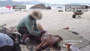 Video Bokep Pedindo para o vendedor na praia passar protetor solar e deixando ele louco de tesao