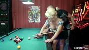 Nonton Video Bokep German MILF Geile MILF mit Piercings in der Fotze und grossen Titten laesst sich auf Billiardtisch ficken hot