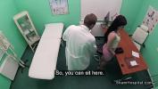 Bokep HD Doctor licks pussy to brunette sexy patient terbaik