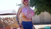 Download Film Bokep Sabrina Sabrok mostrando sus enormes tetas en la calle 2020