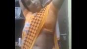 Video Bokep Terbaru Desi bhabhi showing her assets hot