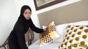Bokep Terbaru हिजाबी महिला को पोर्न तस्वीरें दिखाया और उसकी चूत और गांड चोदा mp4