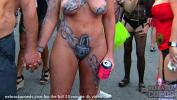Nonton Bokep street festival with alot of girls flashing tits and pussy for beads terbaru